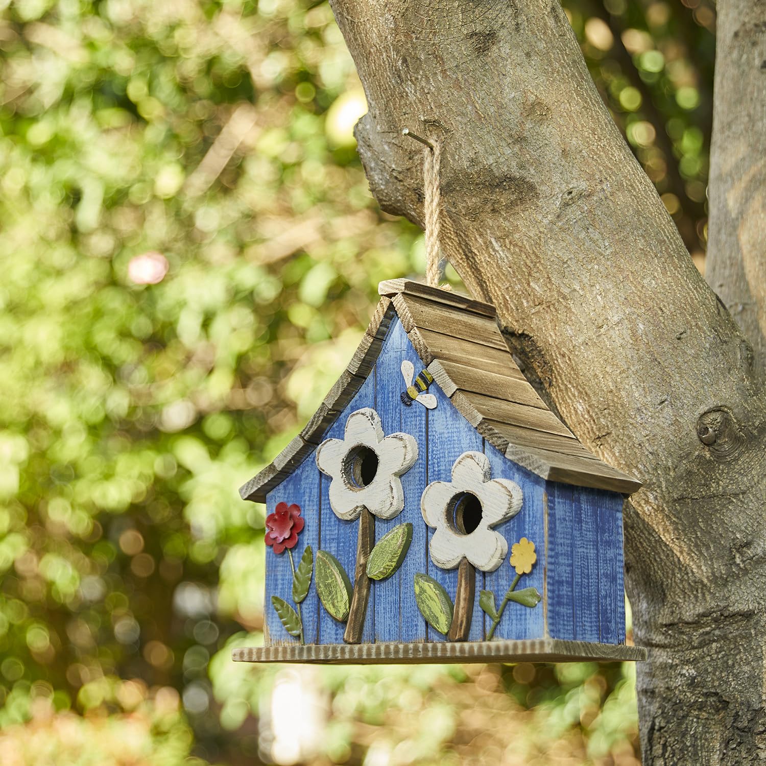 Glitzhome closeup of 3D flowers emphasizes decorative detail and visual appeal