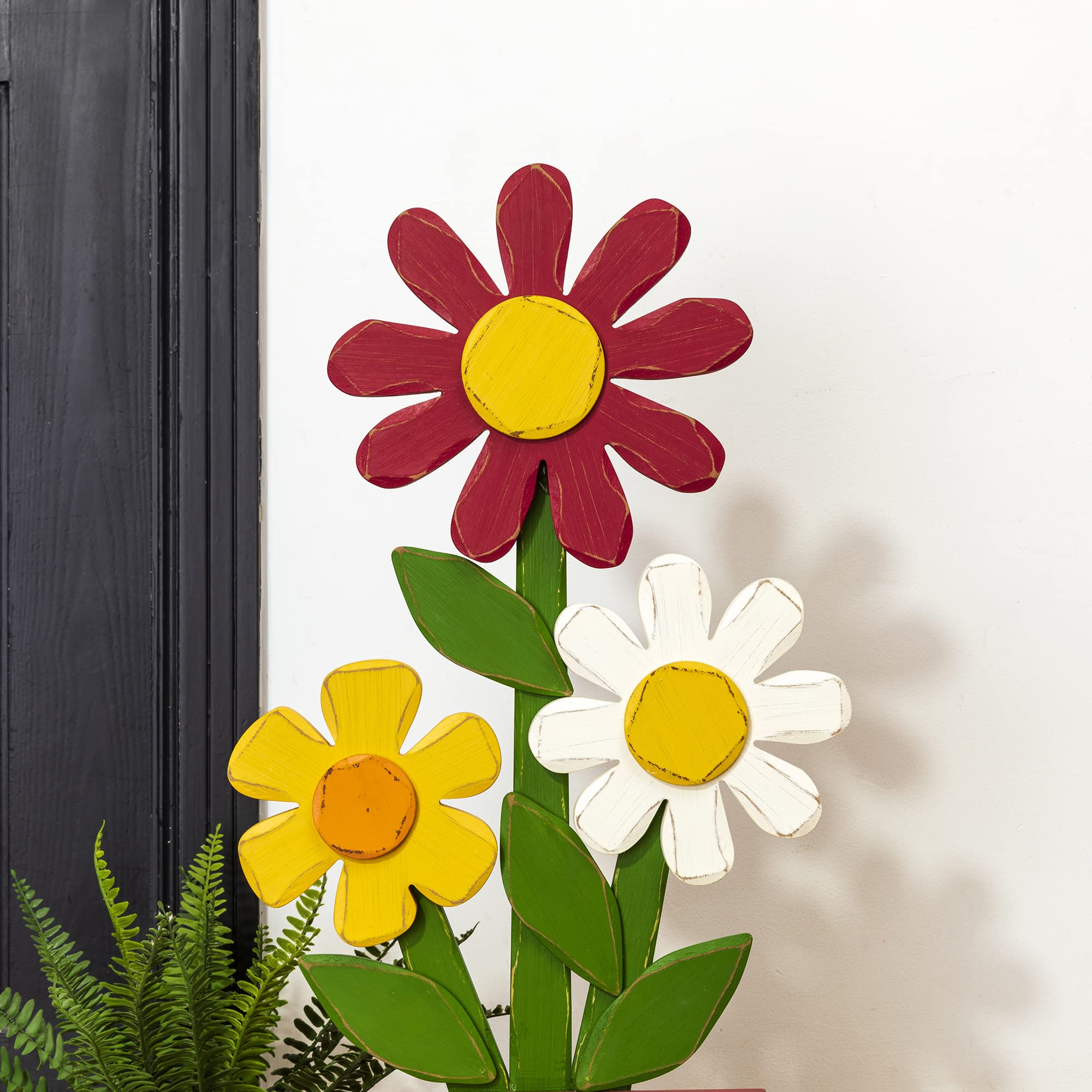 Glitzhome close-up of wooden trio flowers highlighting hand-painted detail