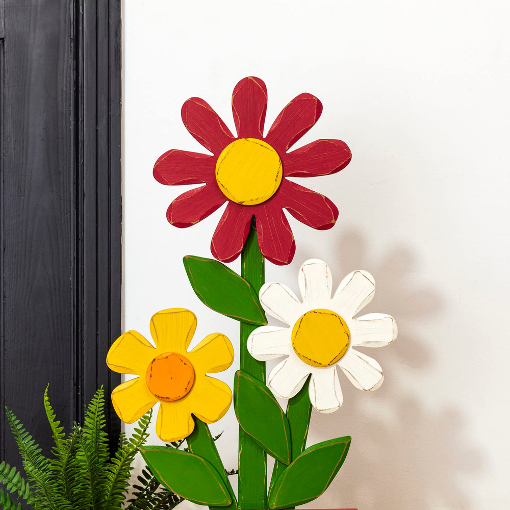 Glitzhome close-up of wooden trio flowers highlighting hand-painted detail