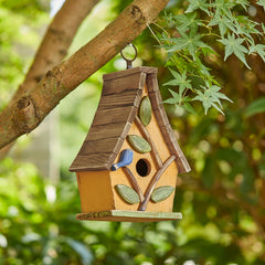 Glitzhome close-up of natural wood pallet roof for rustic protection
