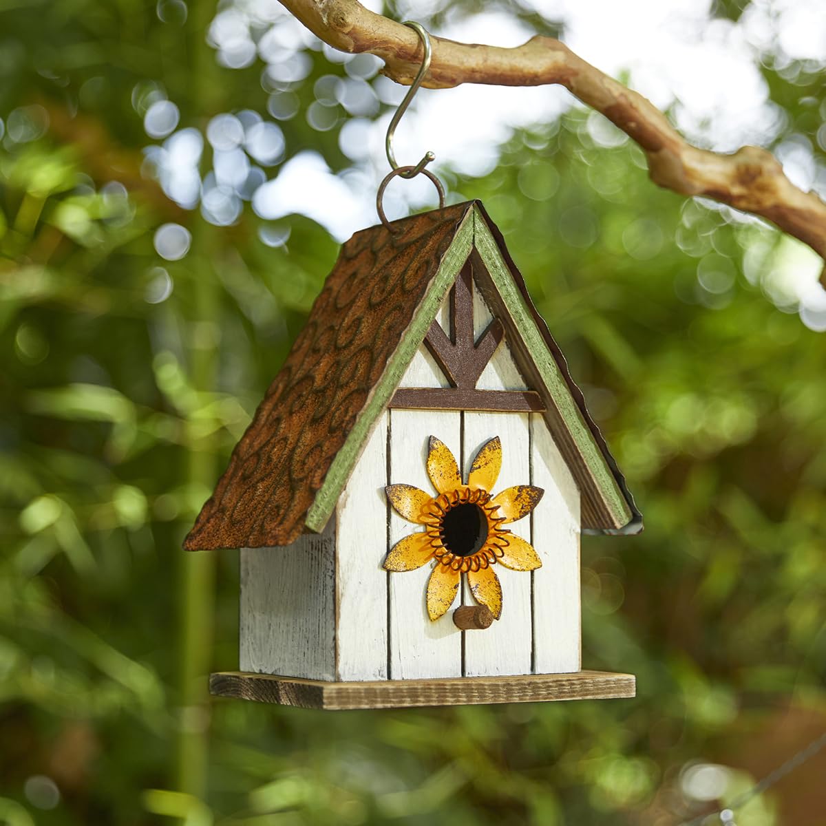 Glitzhome front view birdhouse showing cottage style and welcoming shelter