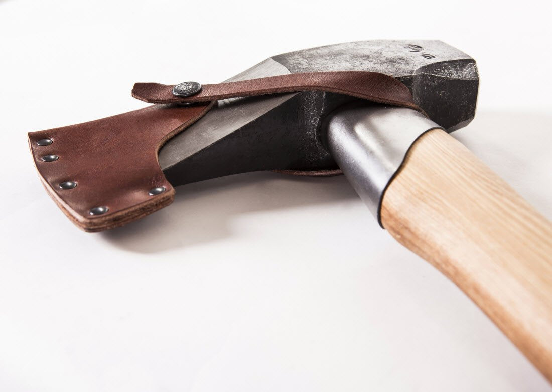 Gränsfors Bruks maul in use splitting a large knotty log, demonstrating effective momentum