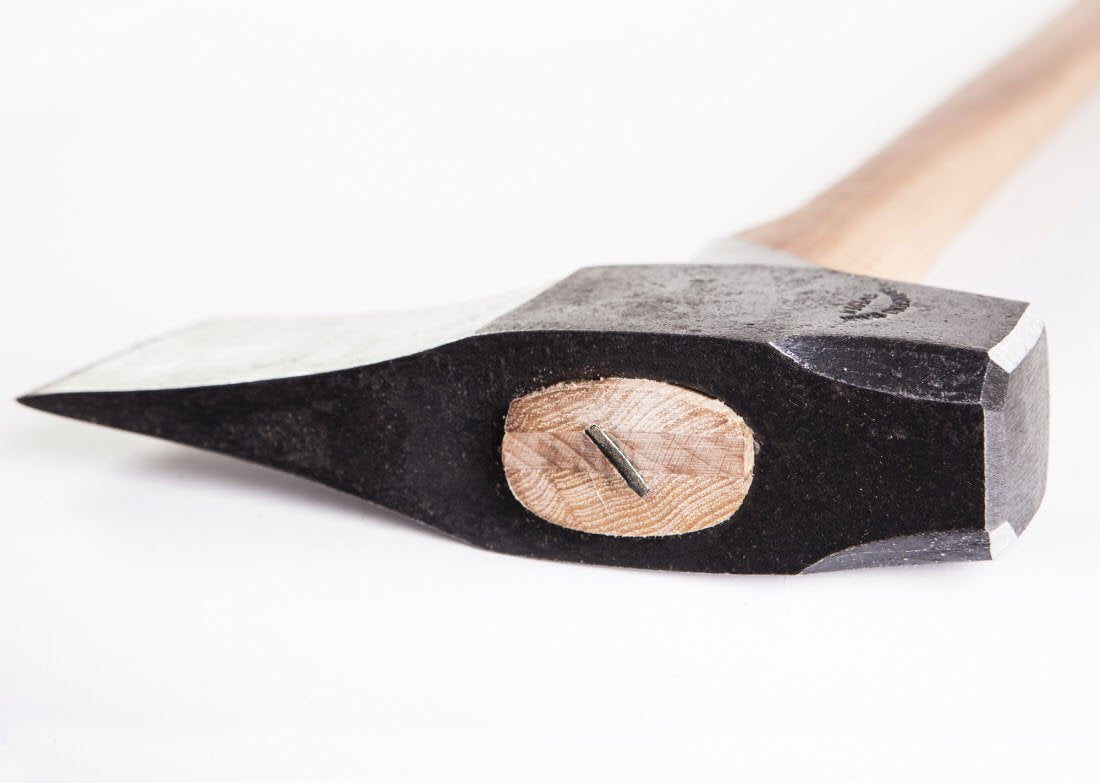 Gränsfors Bruks maul laid with vegetable-tanned leather sheath for safe transport