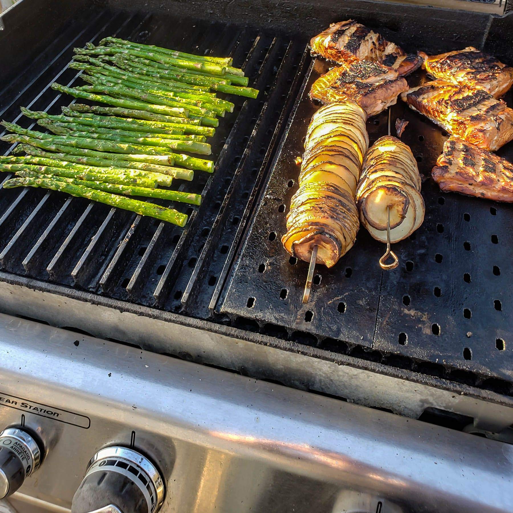 GrillGrate rails-up view searing steak showing bolder sear marks benefit
