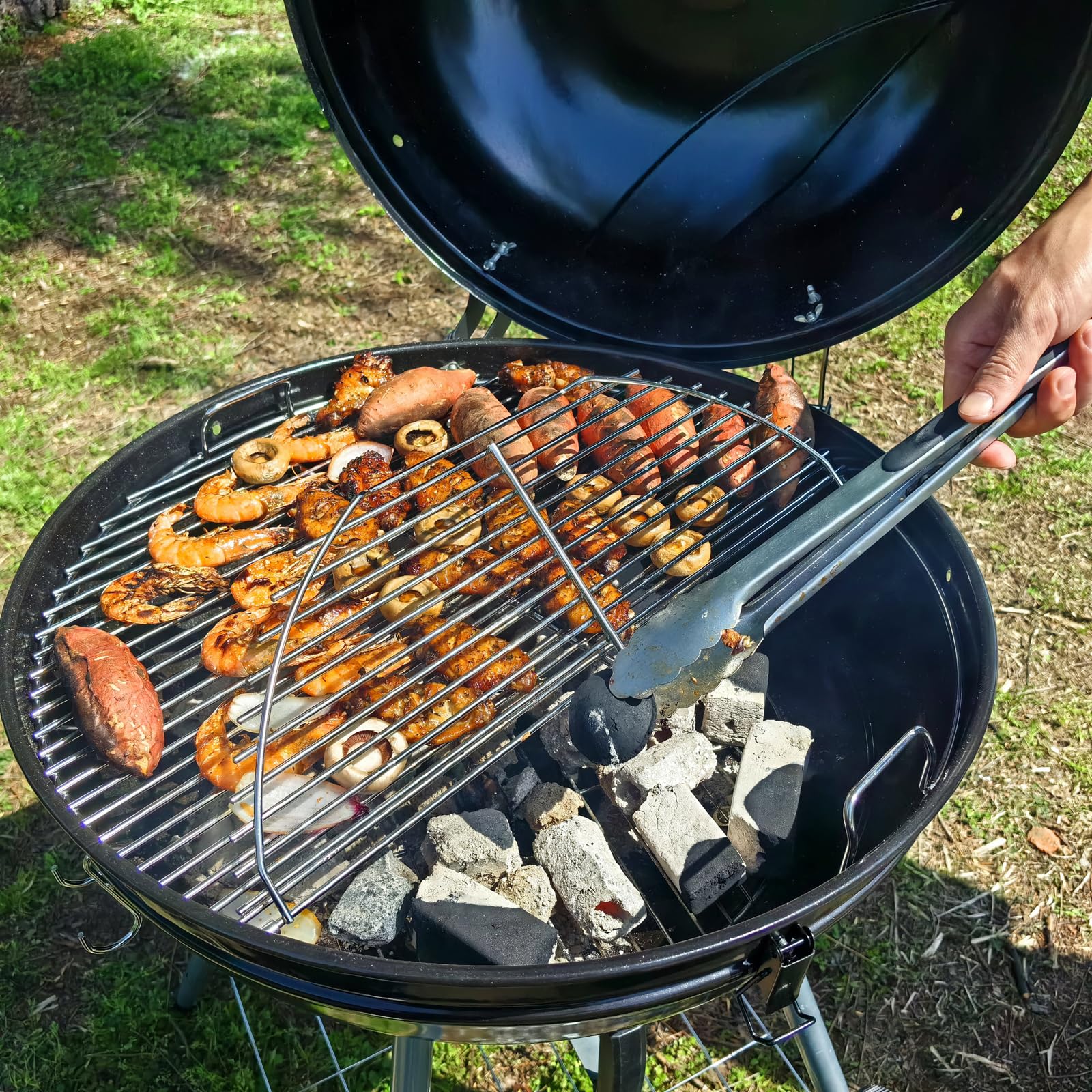 GRILLJOB raised handles and strength ring showing secure grip for safe removal