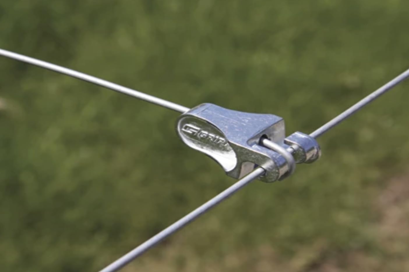 GRIPPLE T-Clip fitted on wooden end post demonstrating secure hold