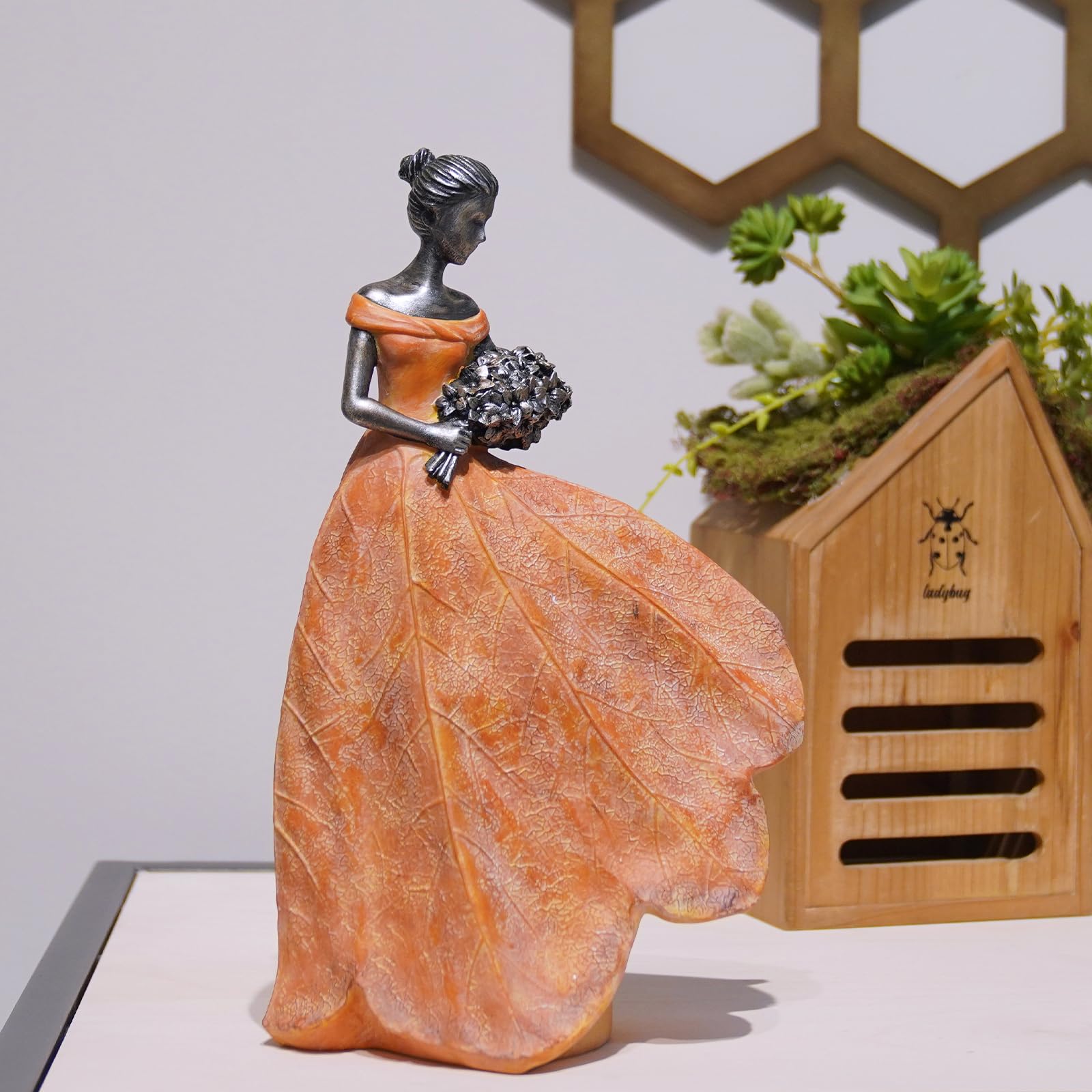 Guichifun placed in garden among plants showing weather-resistant use