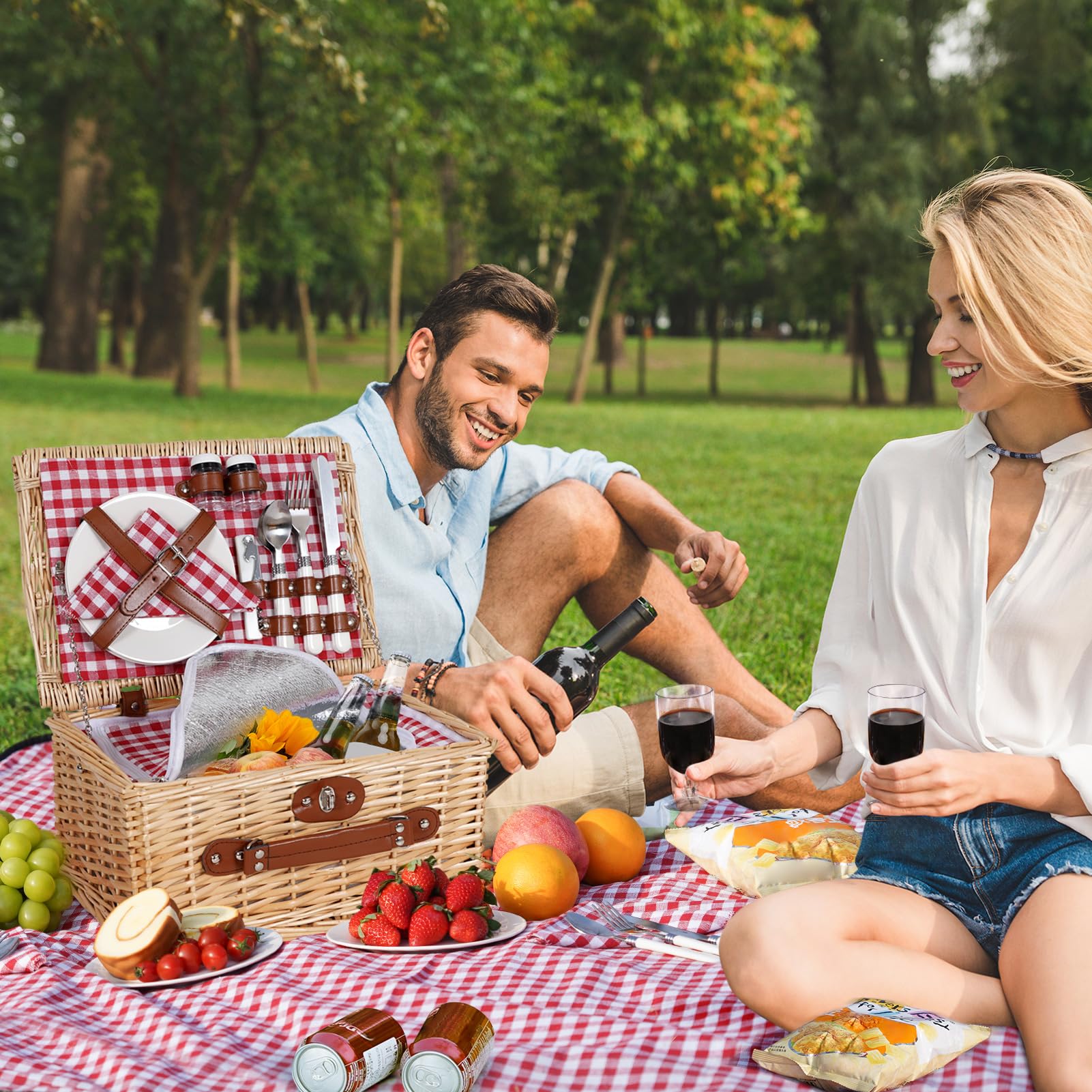 HappyPicnic picnic setup in park illustrating easy outdoor dining