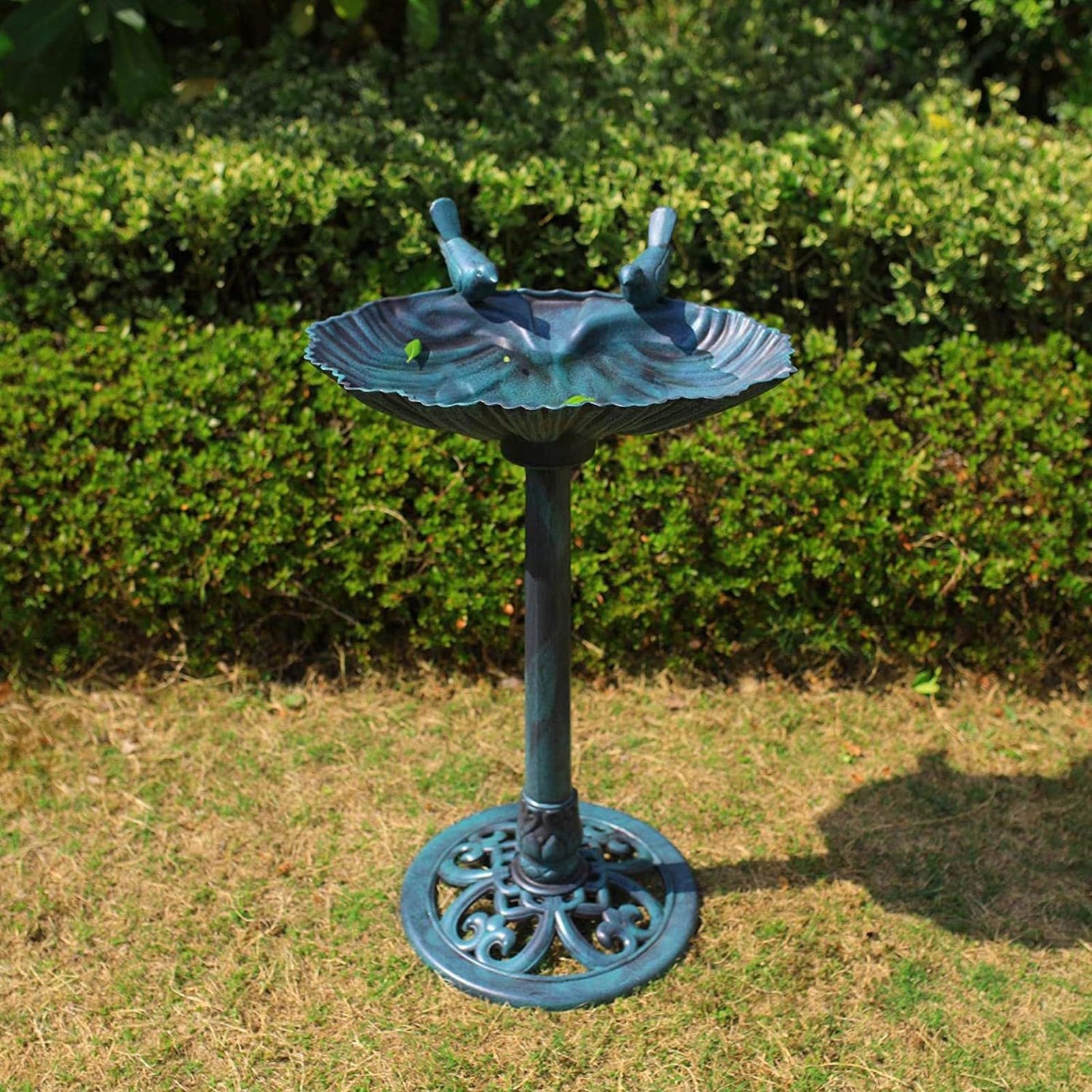 HI SUYI bird bath with ground stakes illustrating secure outdoor installation