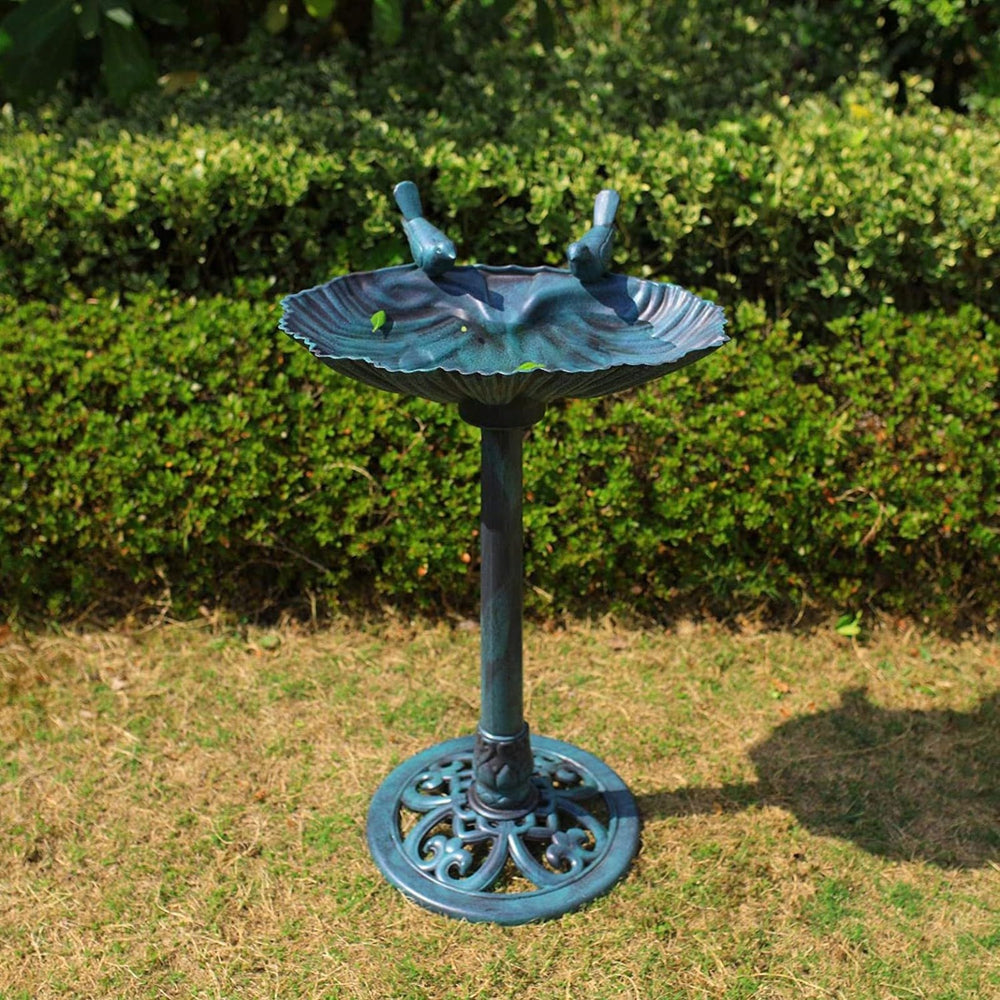 HI SUYI bird bath with ground stakes illustrating secure outdoor installation