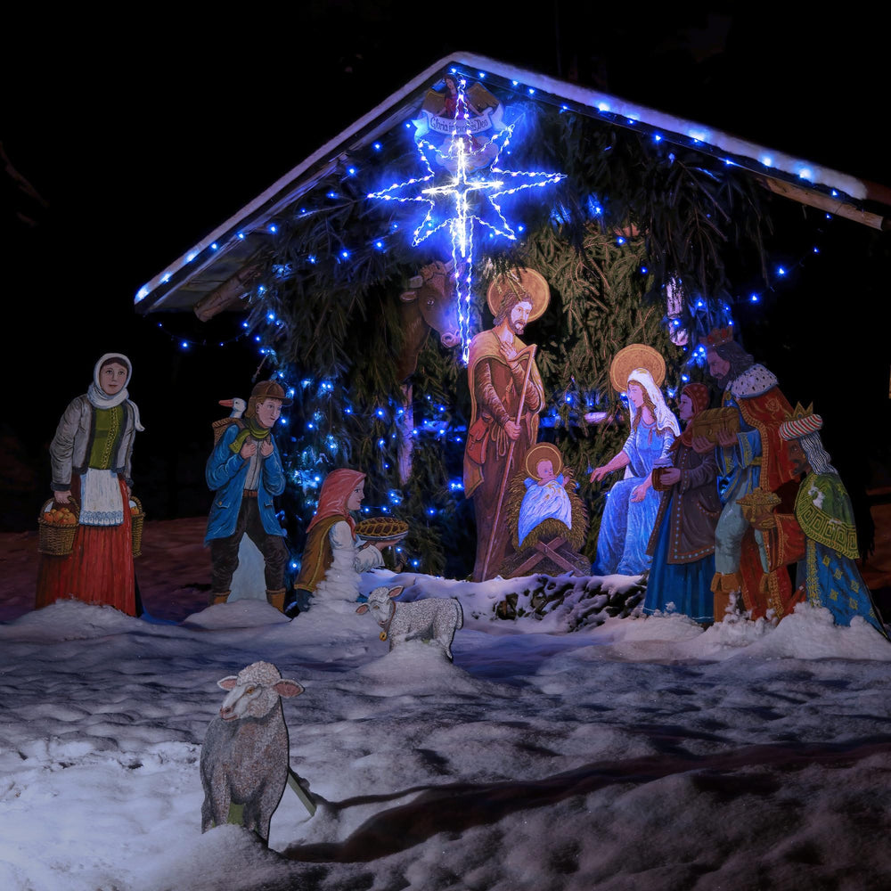 Hiboom star mounted in living room window providing festive accent without cords