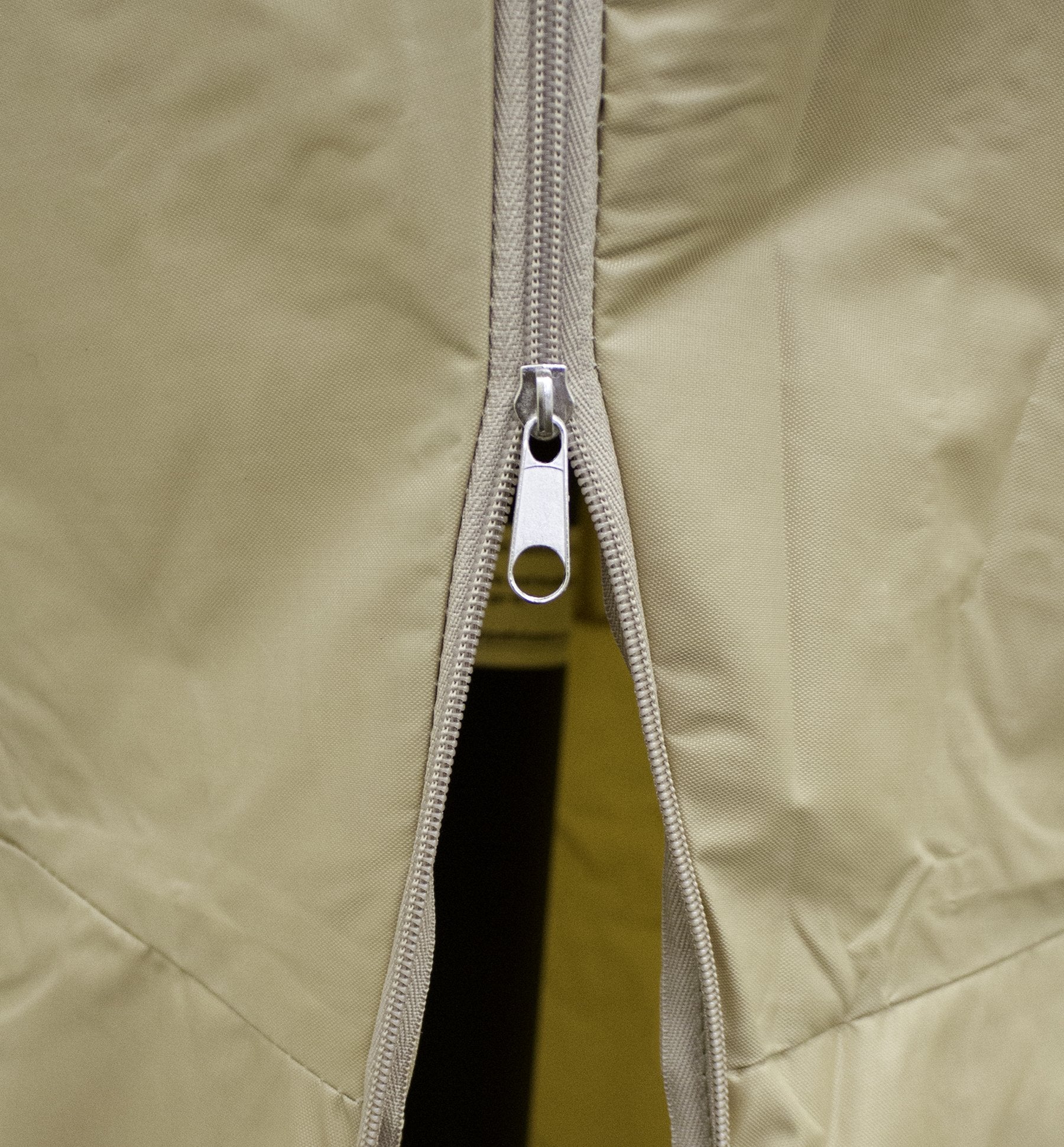 Hiland heavy-duty zipper detail for easy access and secure closure benefit