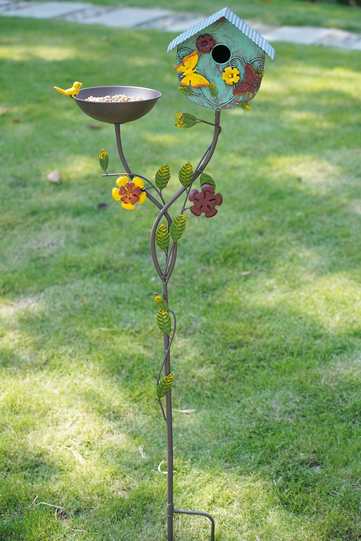 HLQMFHT placed in garden setting demonstrating attraction for backyard birds