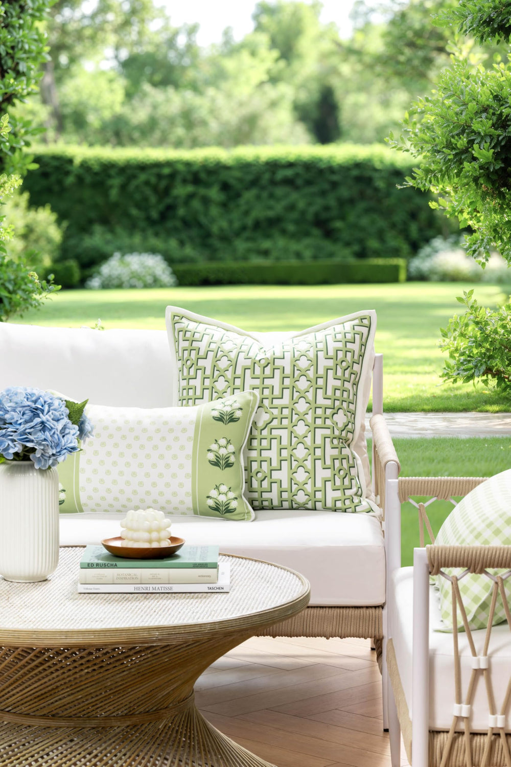 Hofdeco Premium close-up of fretwork print and texture benefit: highlights durable weather-resistant fabric