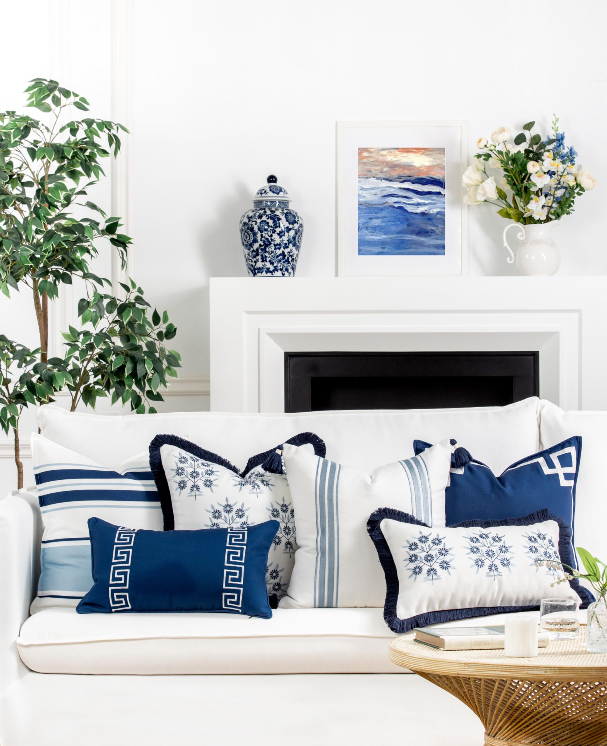 Hofdeco Premium close-up of navy floral embroidery highlighting texture and craft quality