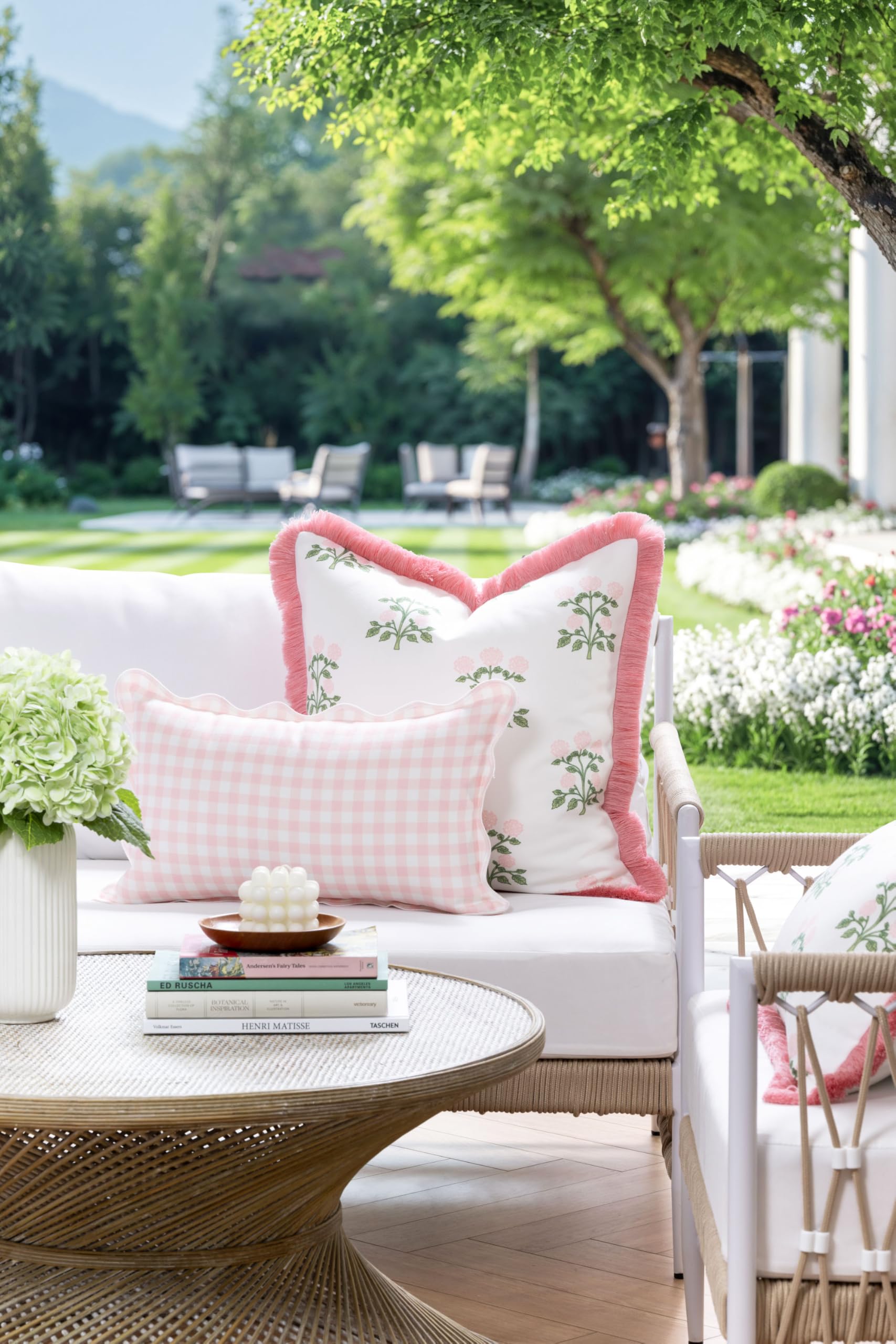 Hofdeco Premium scalloped white border close-up adding refined charm