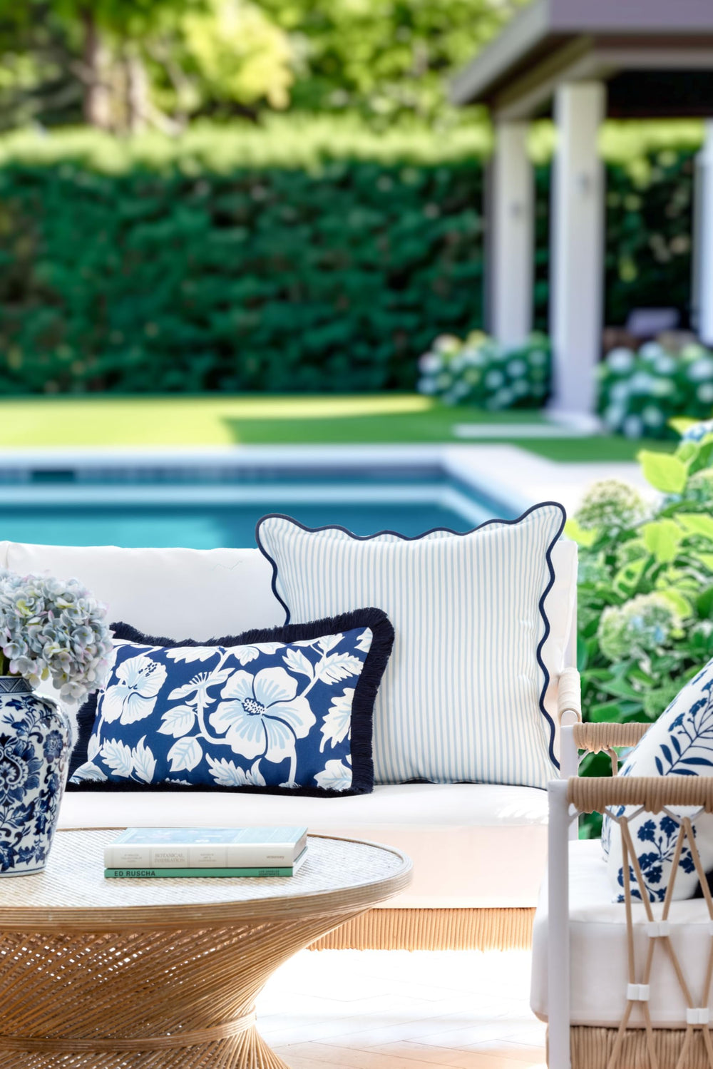 Hofdeco Premium scalloped navy edge close-up highlighting refined finish and visual depth