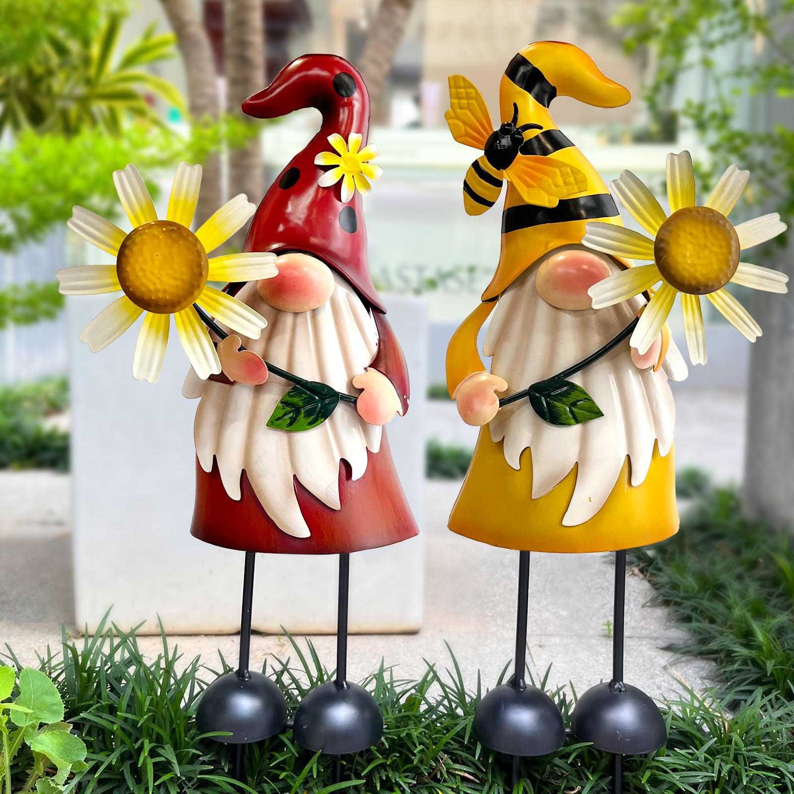 HONGLAND gnome assembled on stake demonstrating easy installation and stability