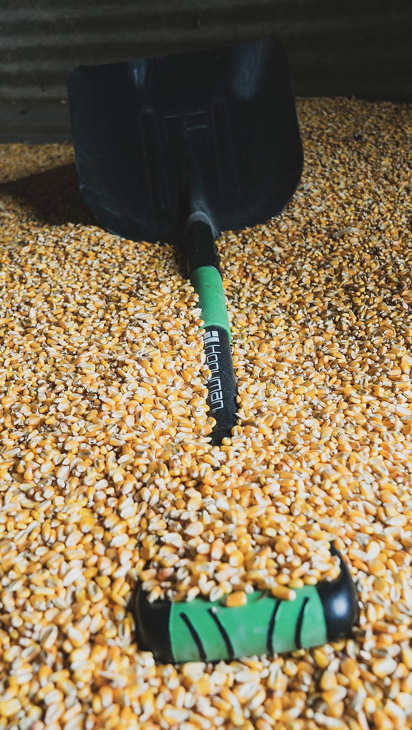 Hooyman D-handle angle demonstrating ergonomic top-hand leverage benefit