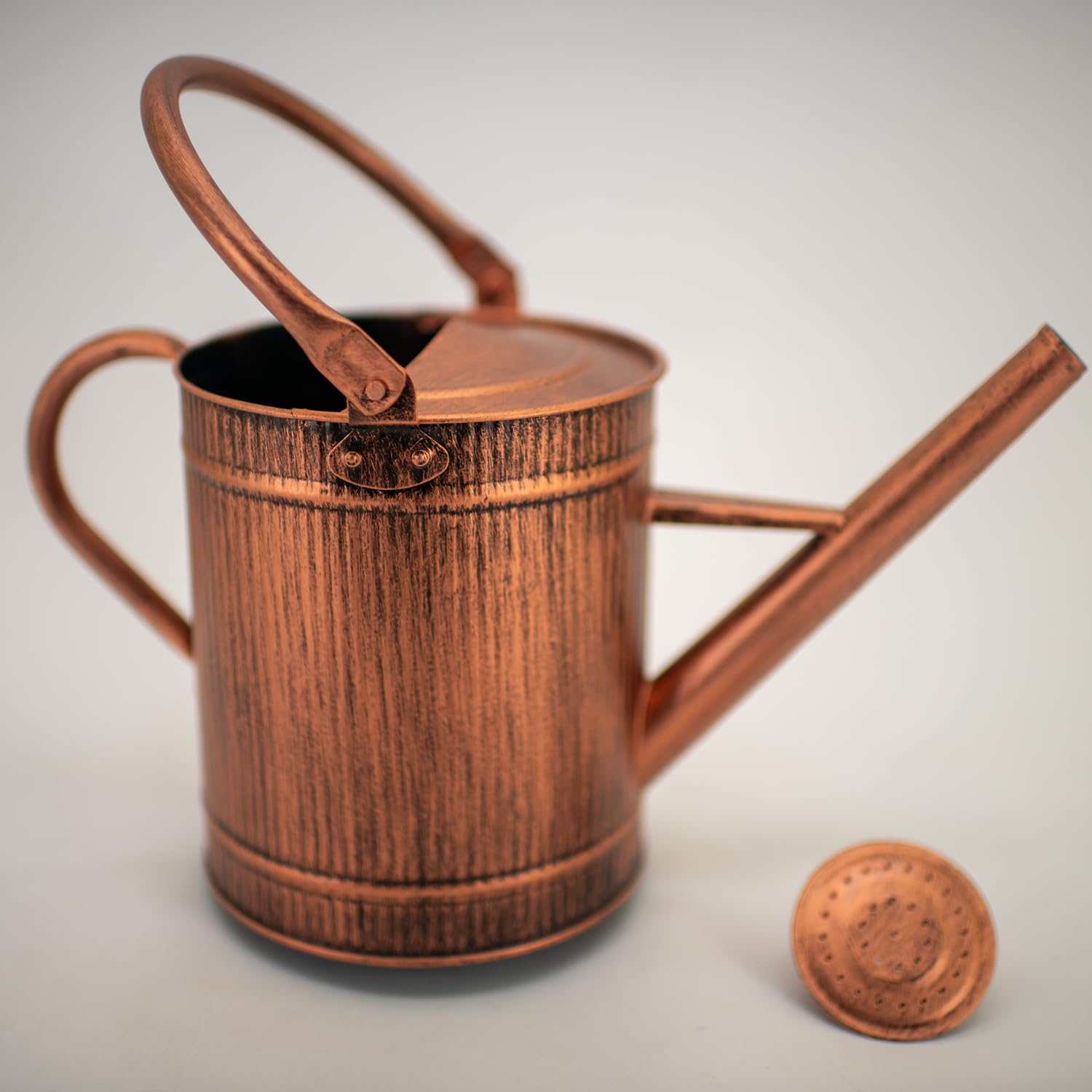 HORTICAN handle close-up highlighting ergonomic grip for comfortable pours