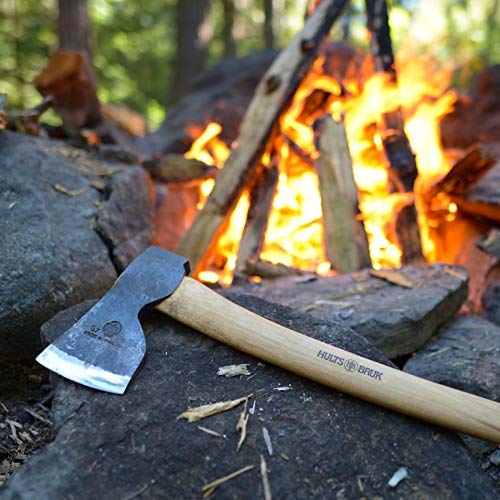 Hults Bruk Akka handle close-up, linseed-oiled hickory for secure grip