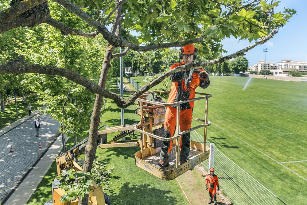 Husqvarna T435 rope attachment point visible for safe hoisting and convenient transport