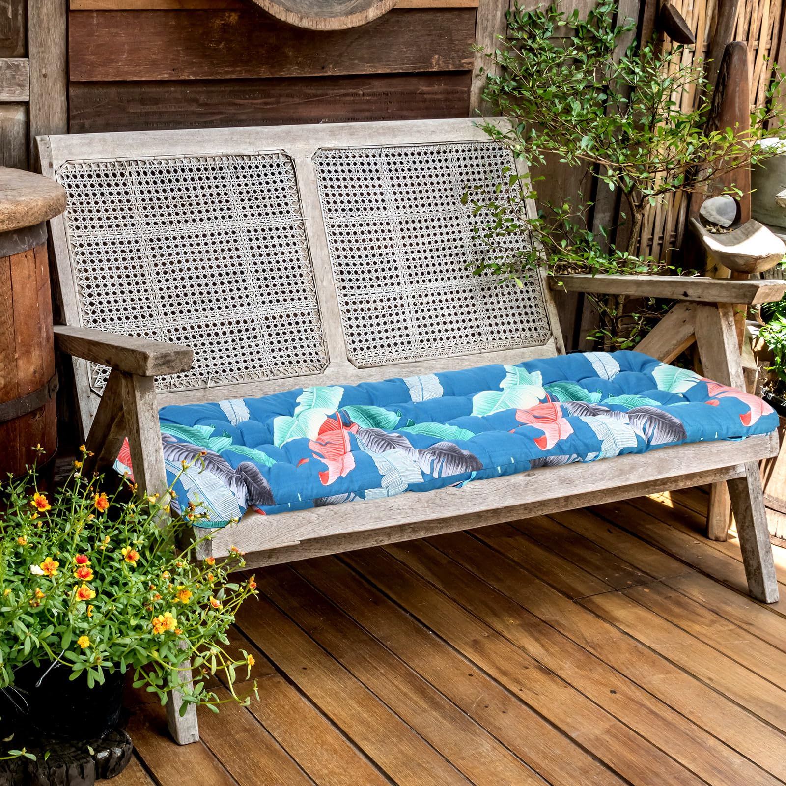 Huwena floral pattern close-up highlighting fade-resistant print and visual appeal