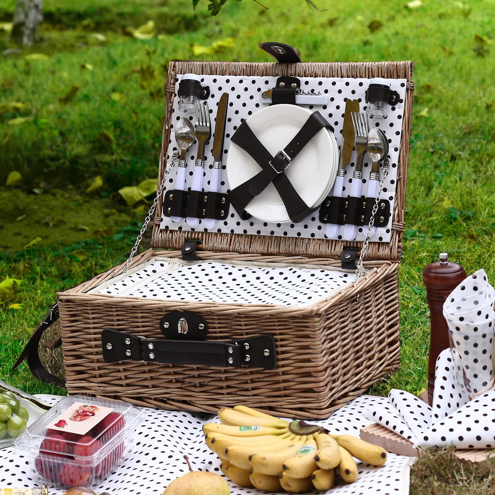 HYBDAMAI picnic basket in use with couple enjoying meal demonstrating lifestyle convenience