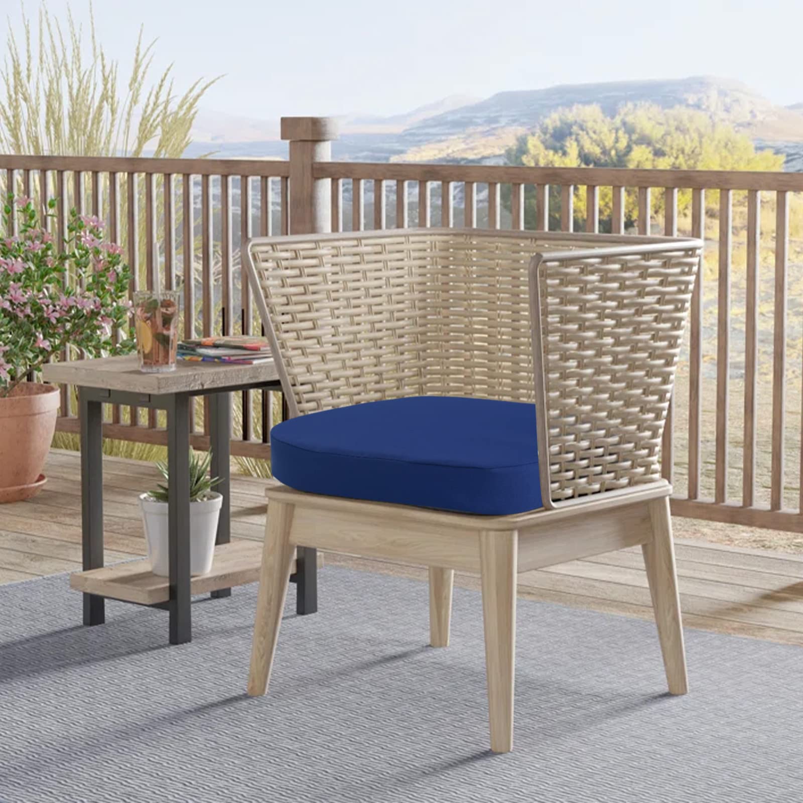 idee-home cushion fitted on folding chair demonstrating compatibility
