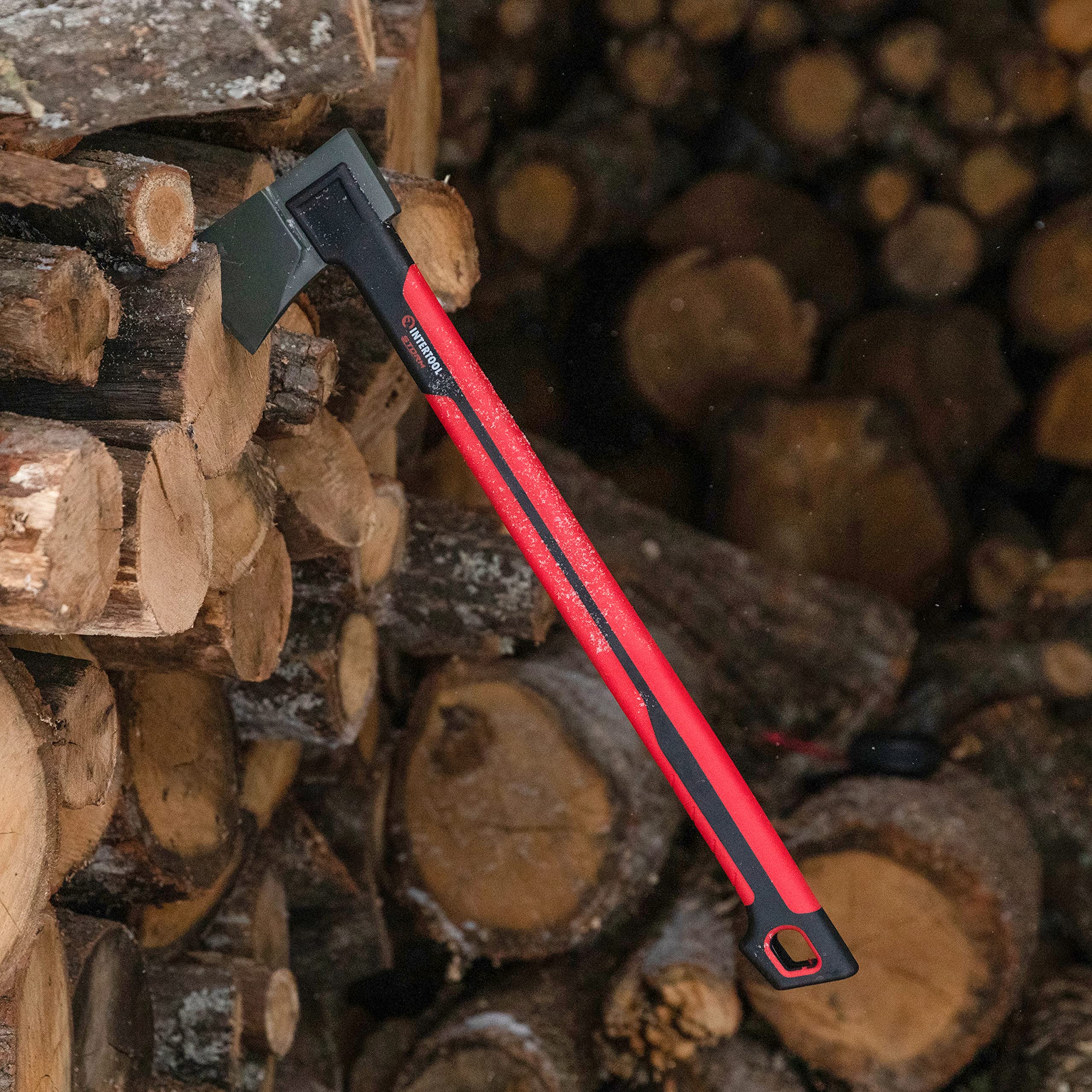 INTERTOOL axe splitting logs outdoors demonstrating efficient chopping power