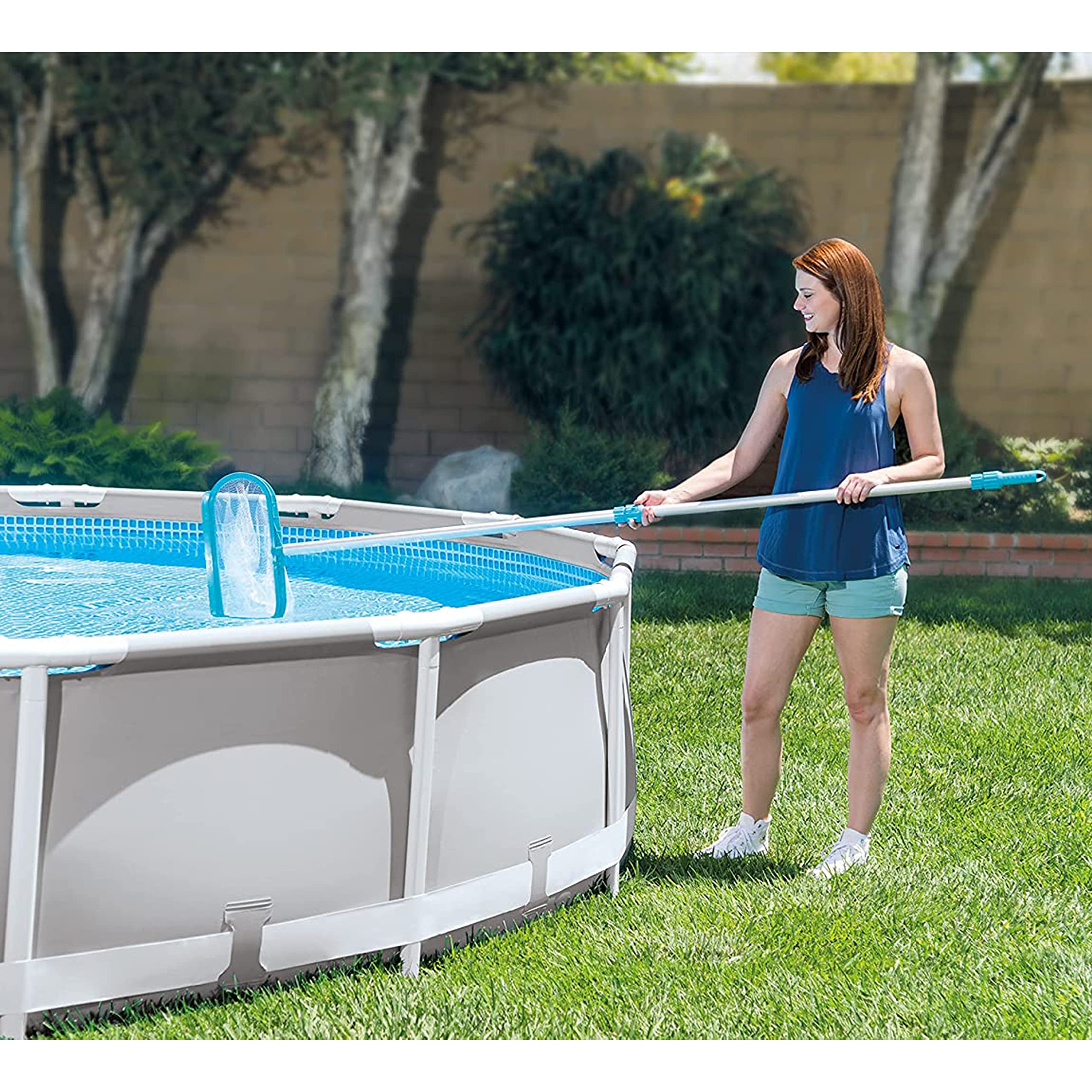 INTEX accesorios instalados en piscina demostrando uso práctico