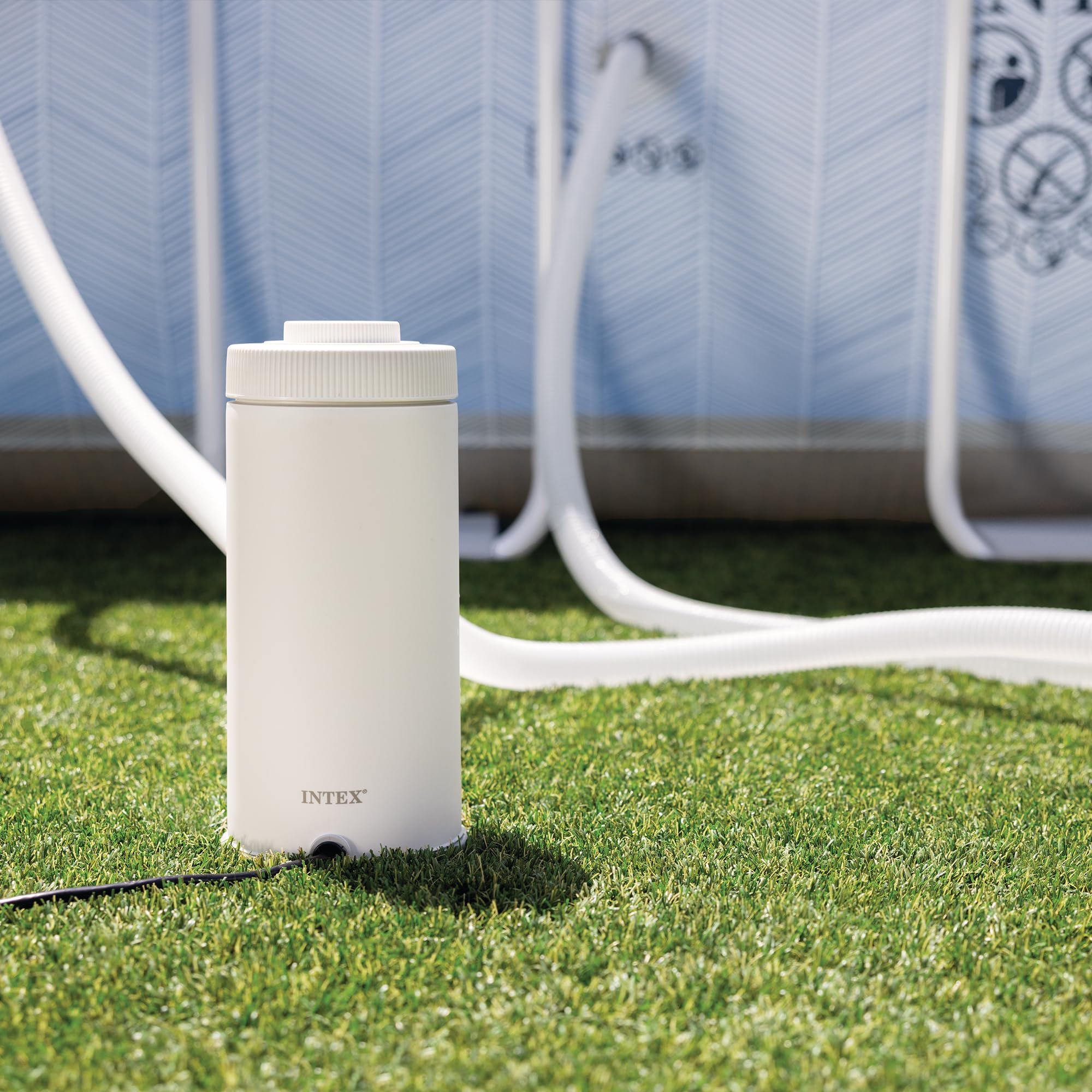 INTEX en entorno de jardín ilustrando integración estética y agua clara