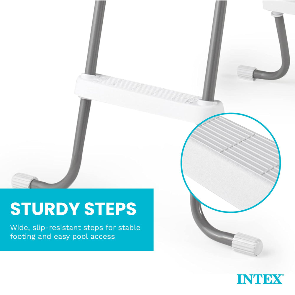 Intex escalera en uso con familia disfrutando acceso cómodo
