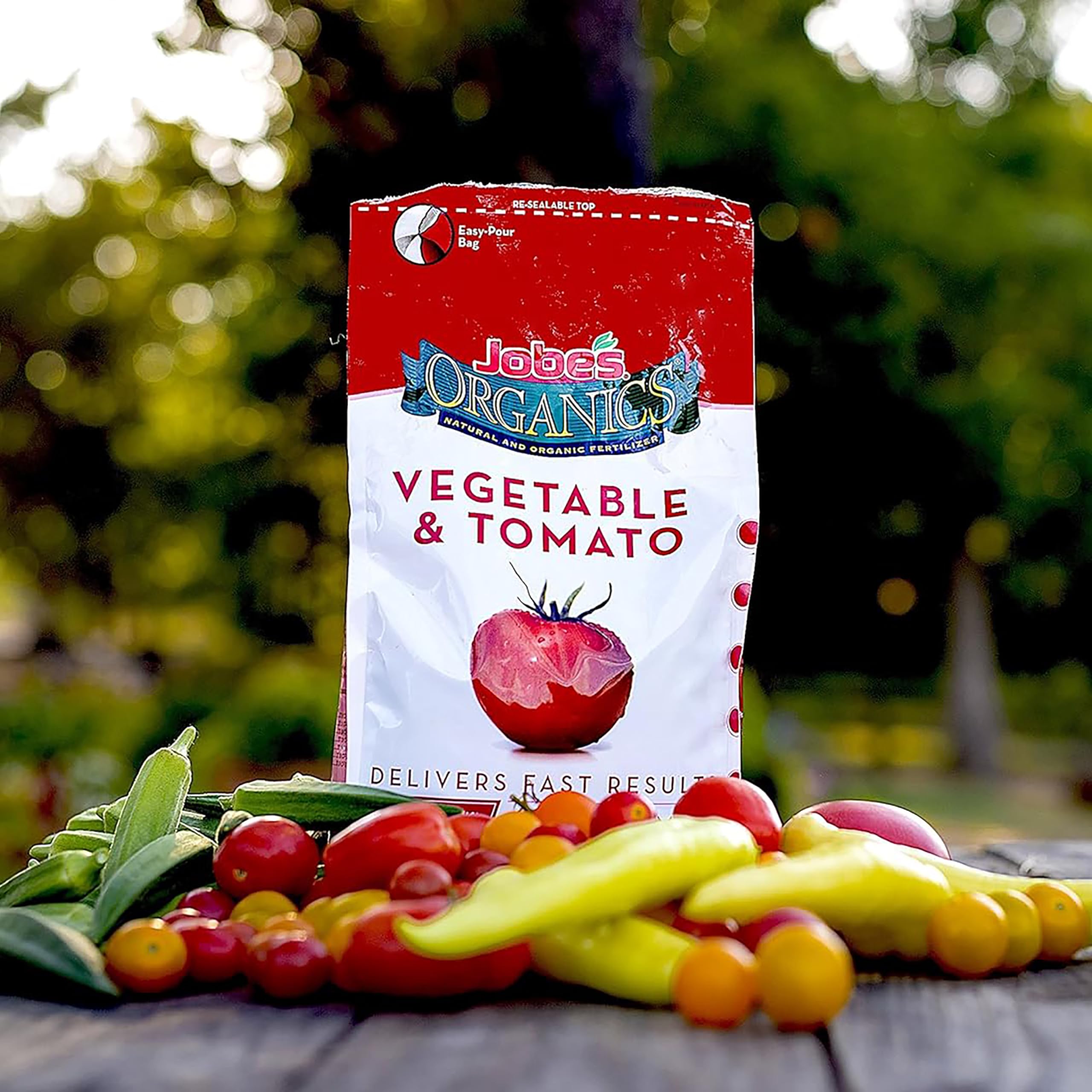 Jobe's Organics aplicando gránulos en el huerto para mejor rendimiento