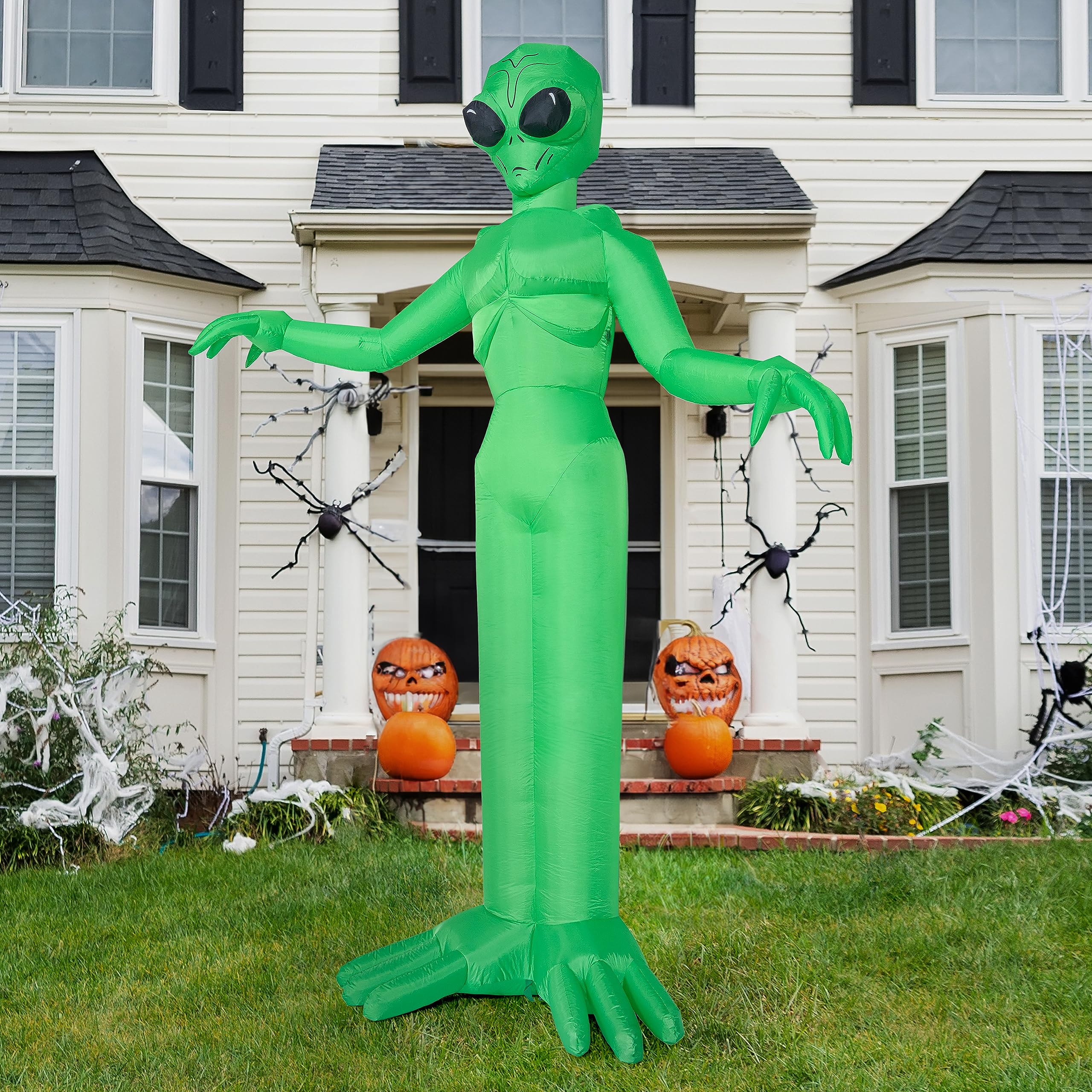 Joiedomi alien on a decorated lawn creating festive Halloween ambiance