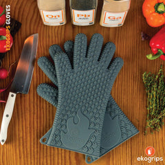 Jolly Green Ekogrips moving hot baking tray from oven without burns