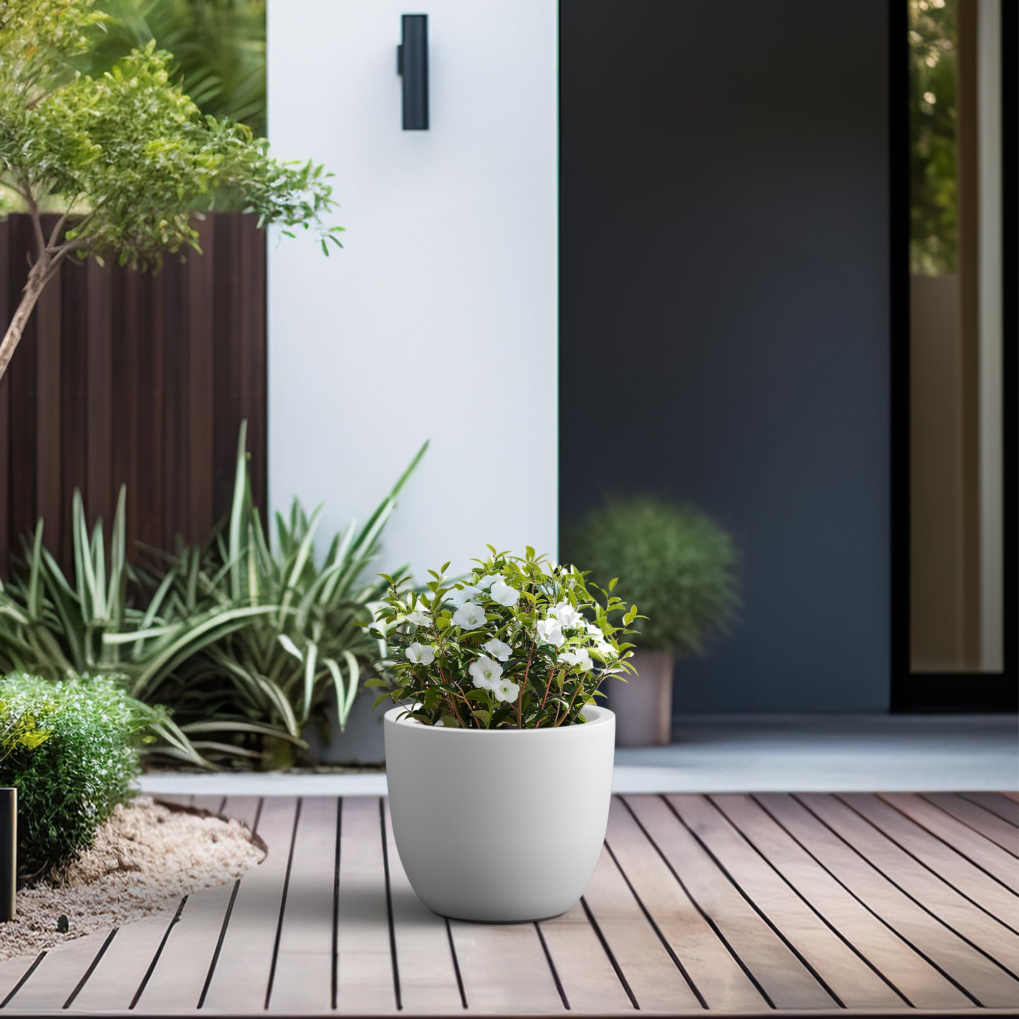 Kante on balcony setting showing weather resistance and curb appeal