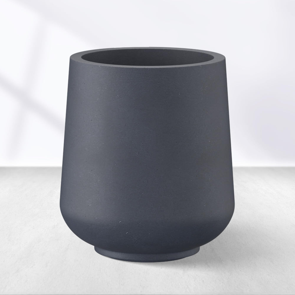 Kante planter front view showing modern curves and curb appeal