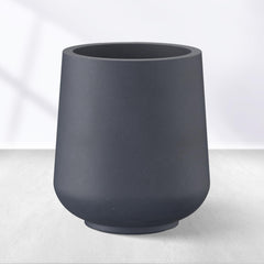Kante planter front view showing modern curves and curb appeal