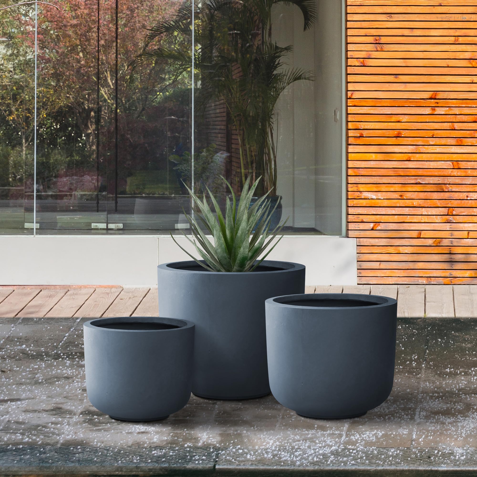 Kante planters next to a ruler showing 13.1, 11, 9 inch sizes