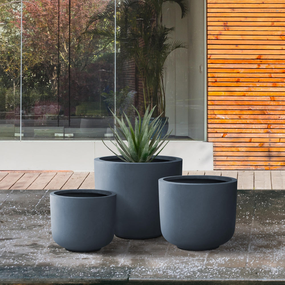 Kante planters next to a ruler showing 13.1, 11, 9 inch sizes