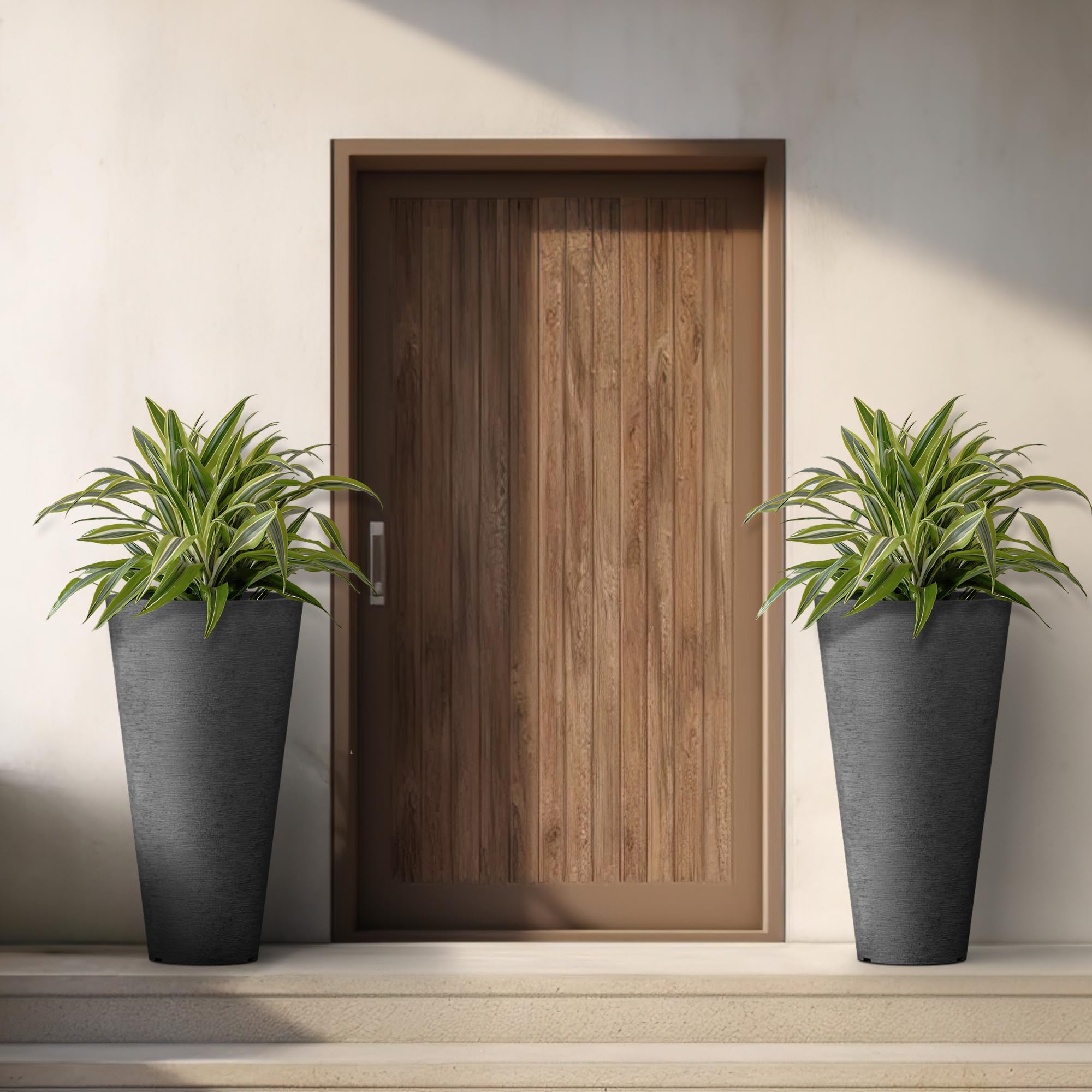 Kante inner pot lifted by handle for easy plant removal and maintenance