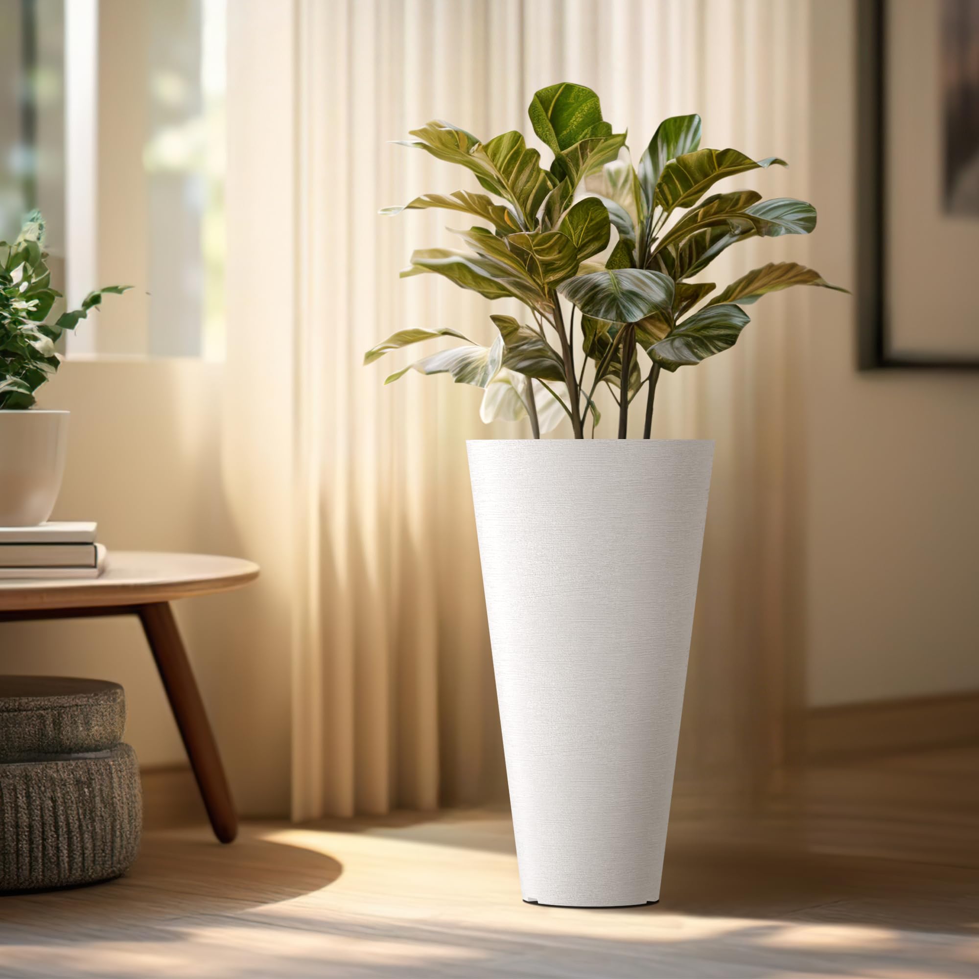 Kante inner pot with handle detail enables simple removal and hassle-free repotting