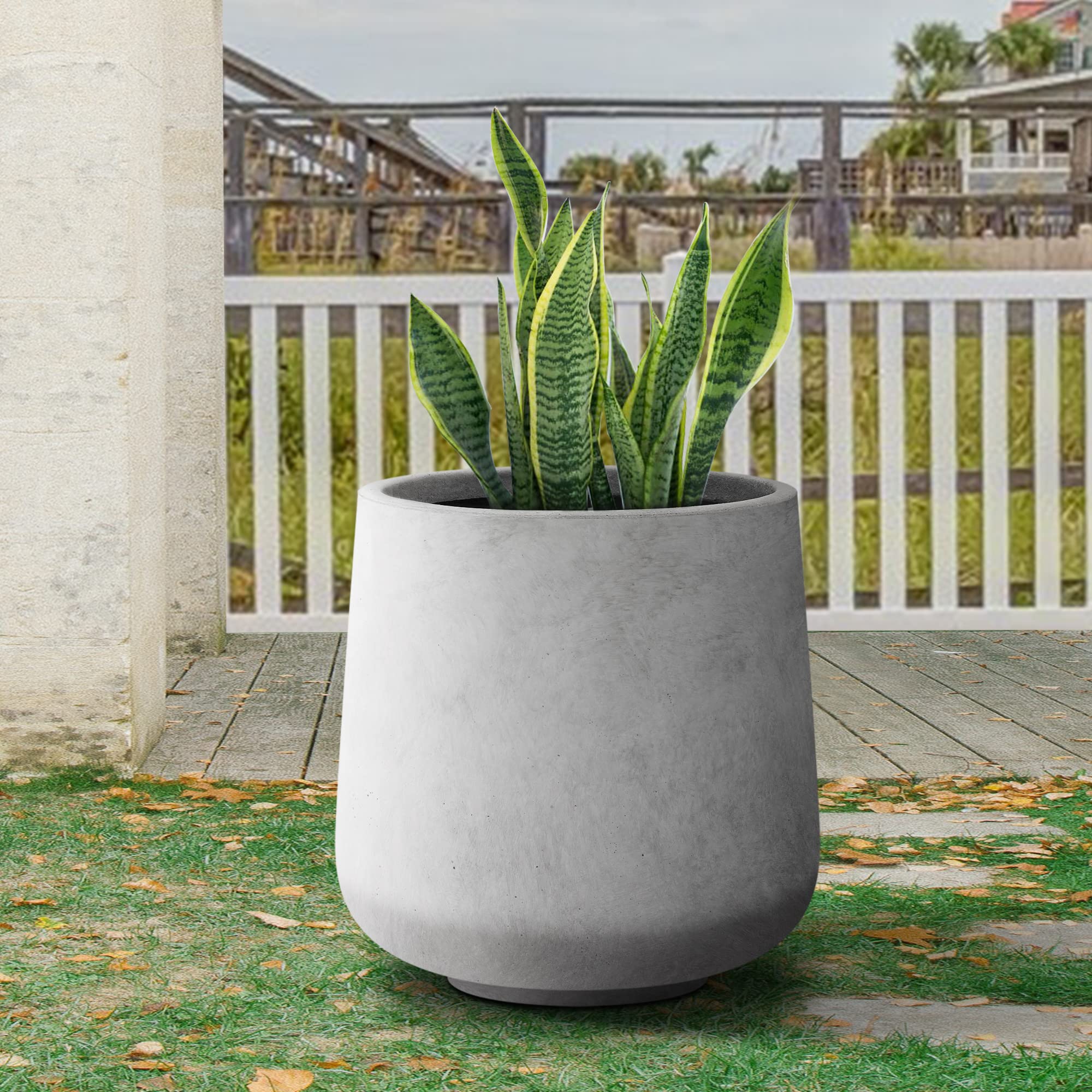 Kante planter close-up of visible pores and concrete-like texture for authentic look