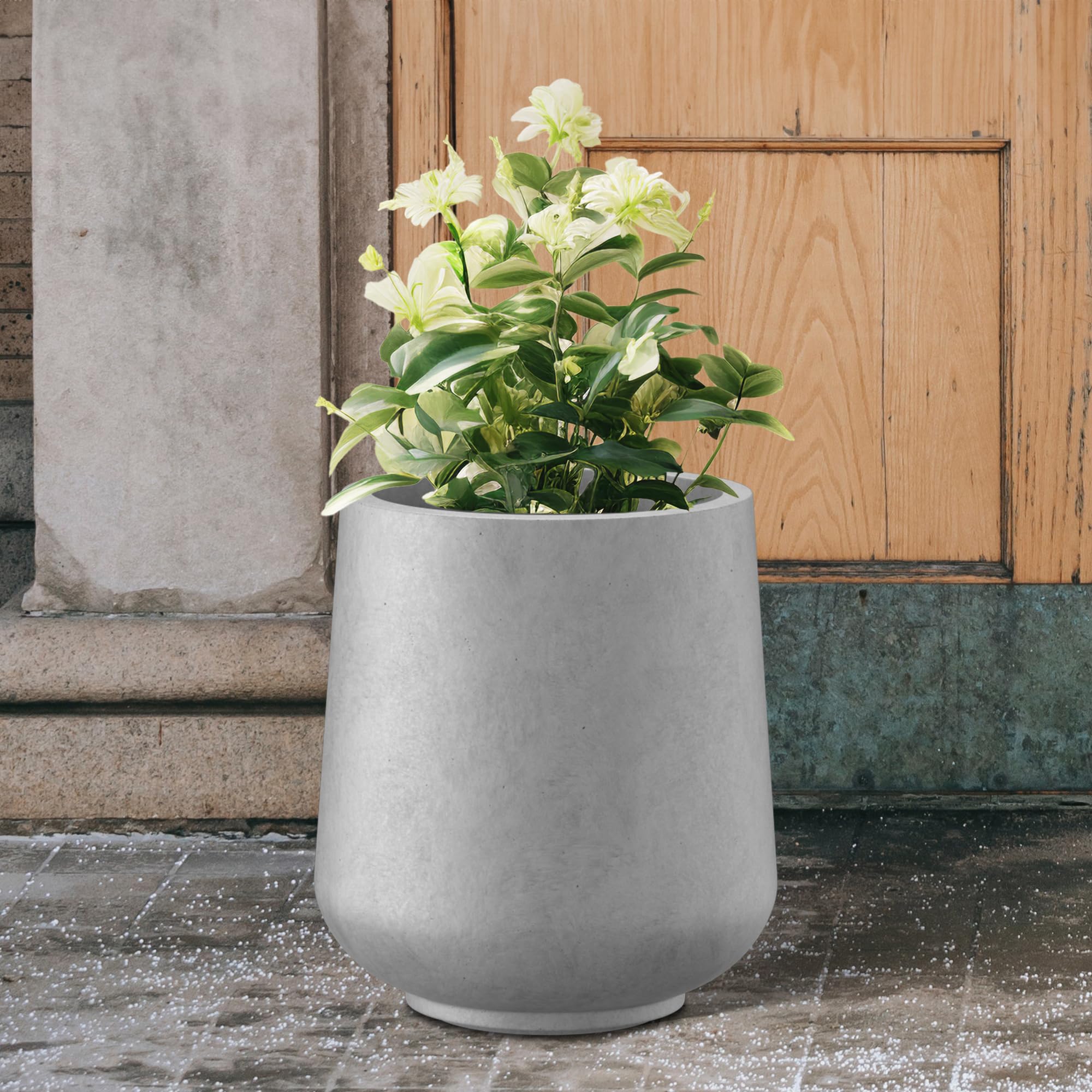 Kante beside garden tools showing lightweight easy portability