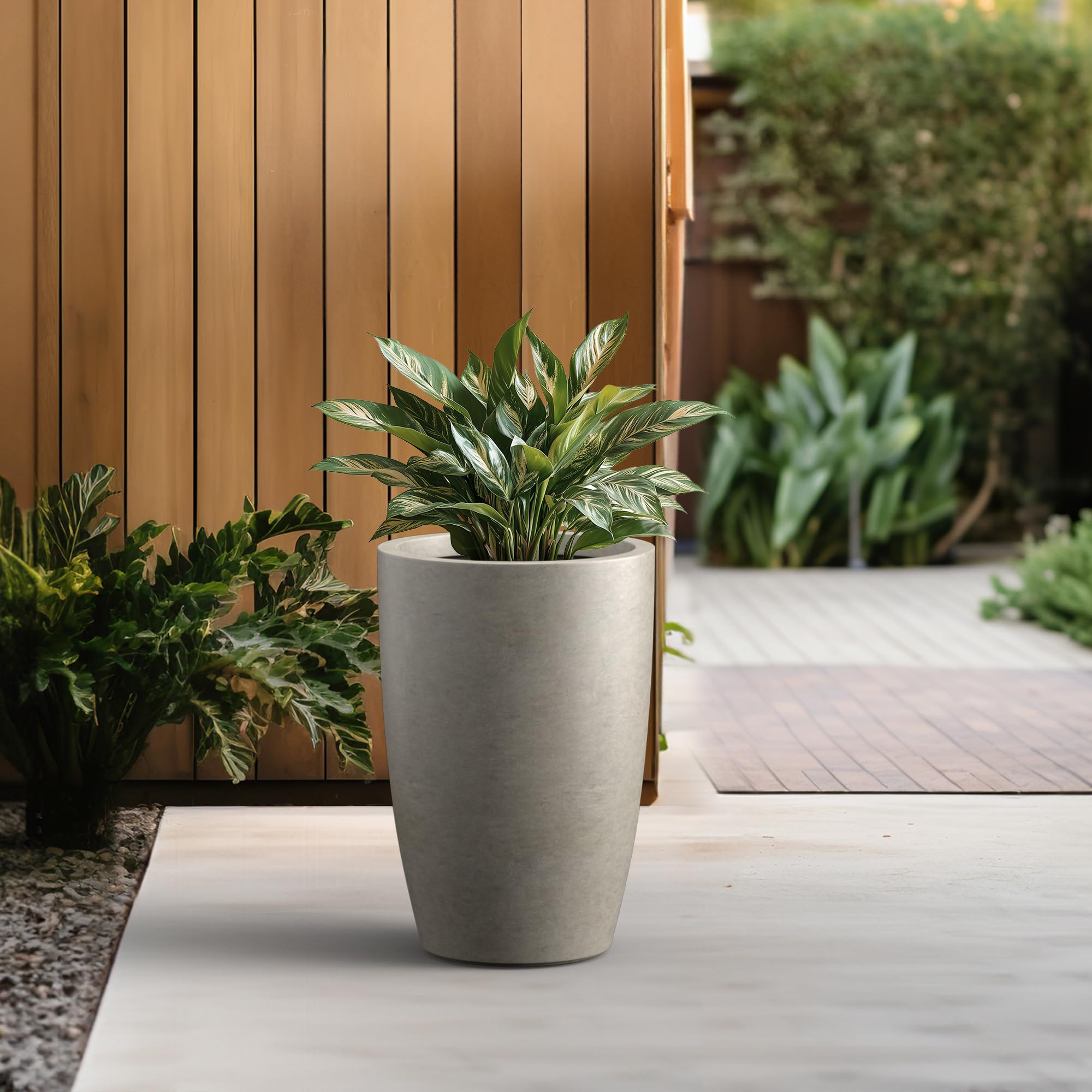 Kante planter next to tape measure showing accurate 18.1 inch scale