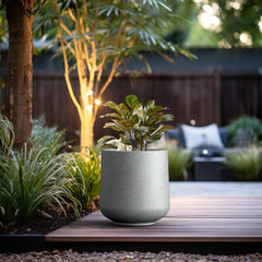 Kante planter side profile focusing on smooth curved rim, adds contemporary elegance