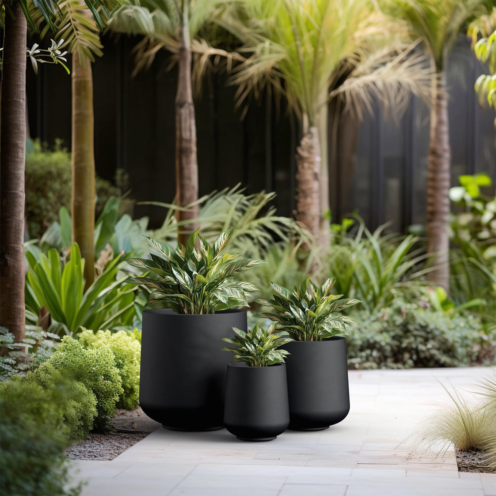 Kante side profile of the large planter showing smooth curves and sturdy look