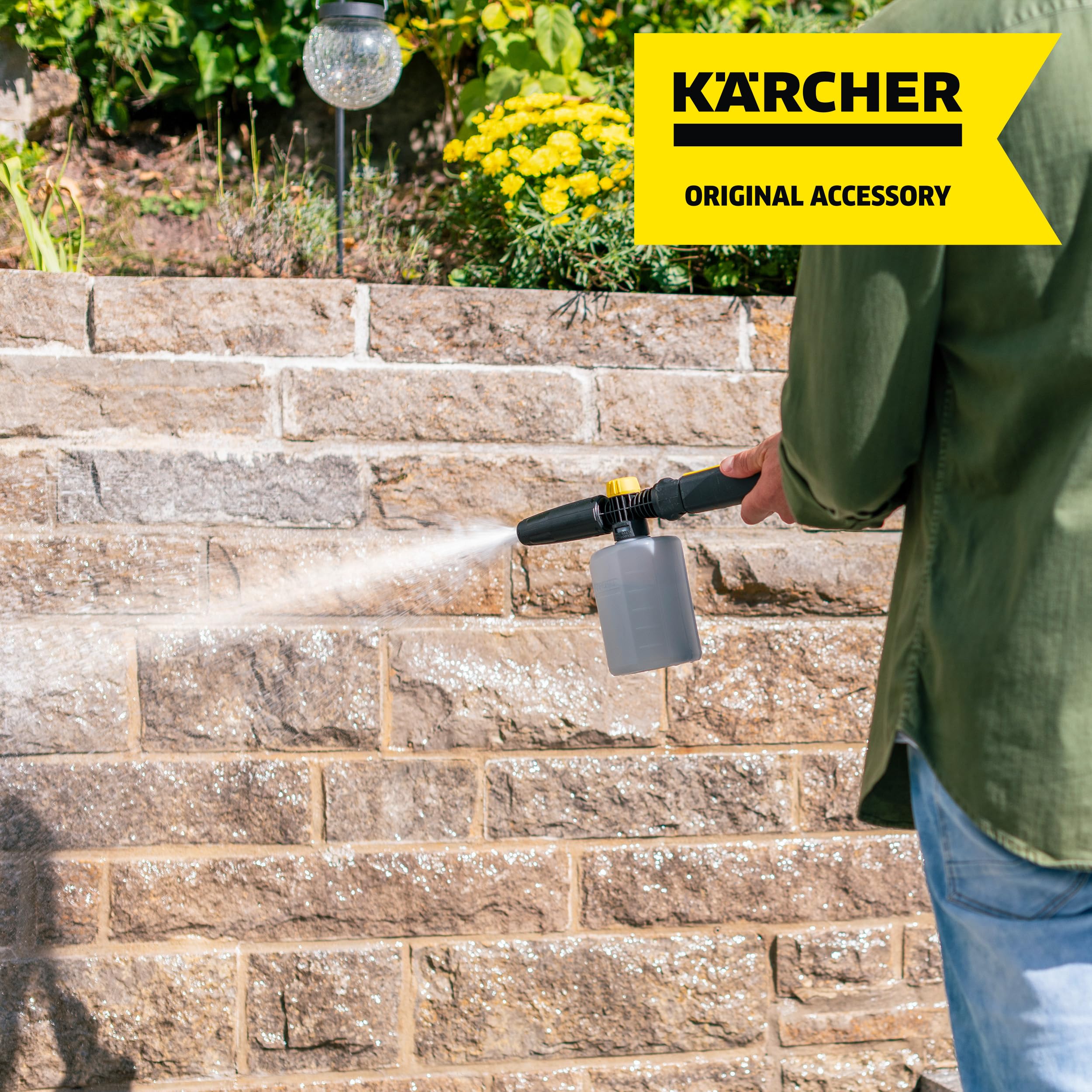 Kärcher FJ6 spraying thick foam on car for gentler pre-wash