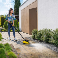 KÄRCHER T 7 Plus cleaning a driveway illustrating faster, even cleaning across large surfaces